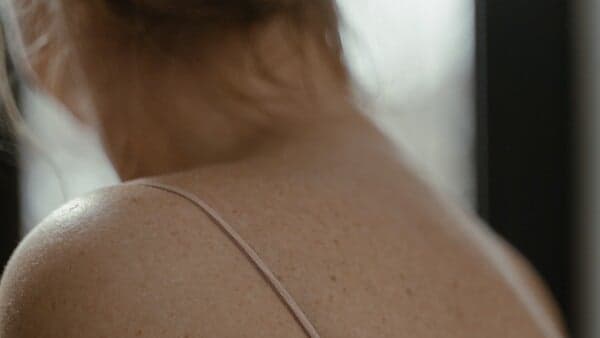 Kvinnas axel och nacke