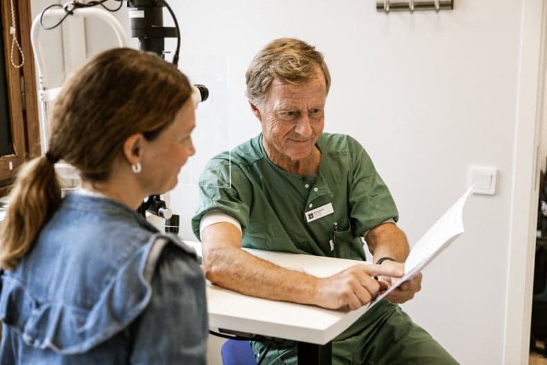 Läkare pratar med patient