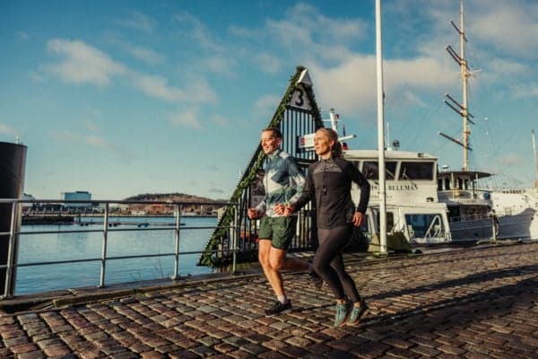 Amanda och Jack springer vid en kaj
