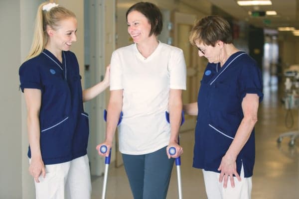 Patient som går med kryckkäppar