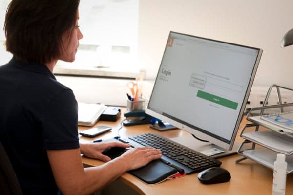 Medarbetare vid dator