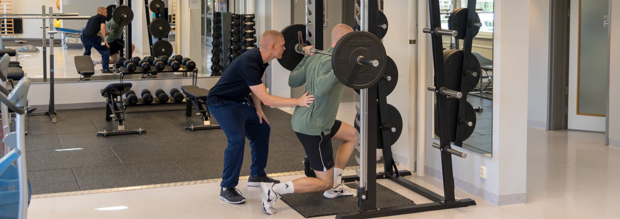 Fysioterapeut Filip Josefsson, Capio Movement idrottsmottagning, instruerar patient. 