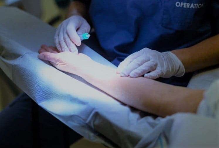 Patient blir undersökt av läkare