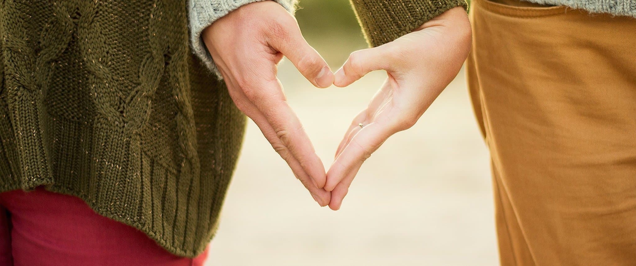 två händer som formar ett hjärta