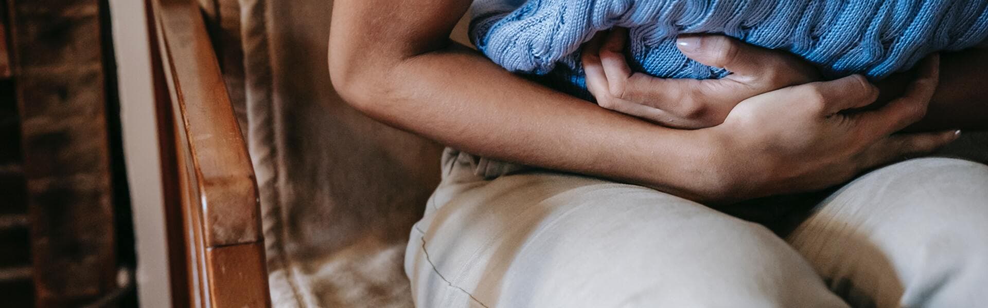 Kvinna med magsmärtor. Kvinna med magsmärtor.