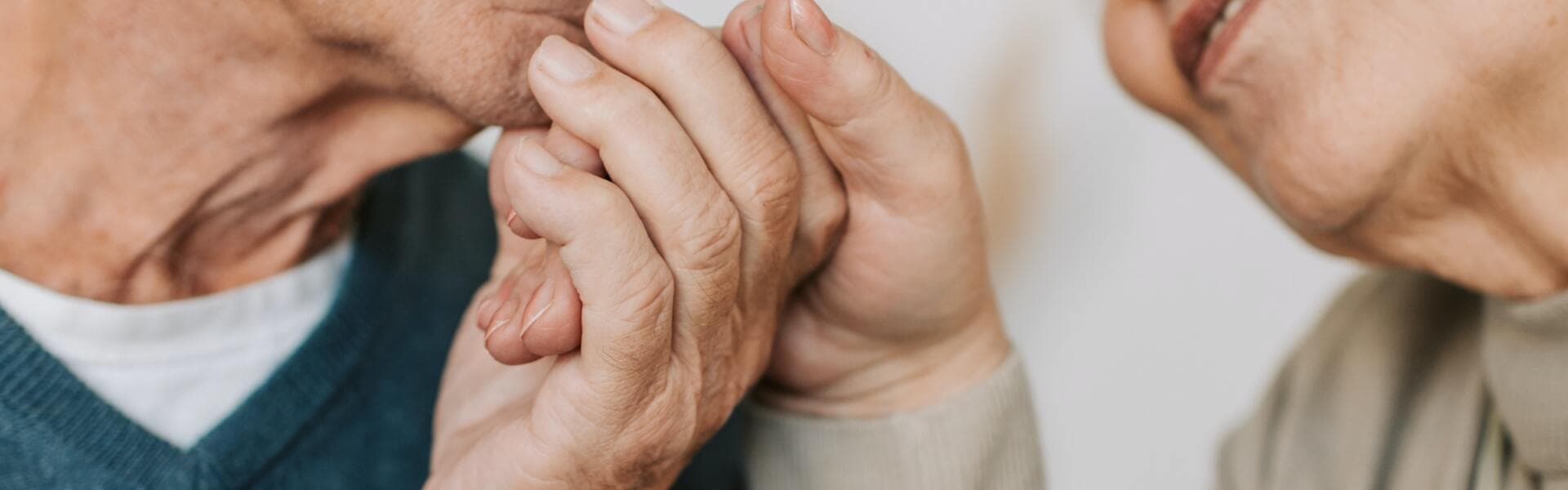 man och kvinna håller hand man och kvinna håller hand