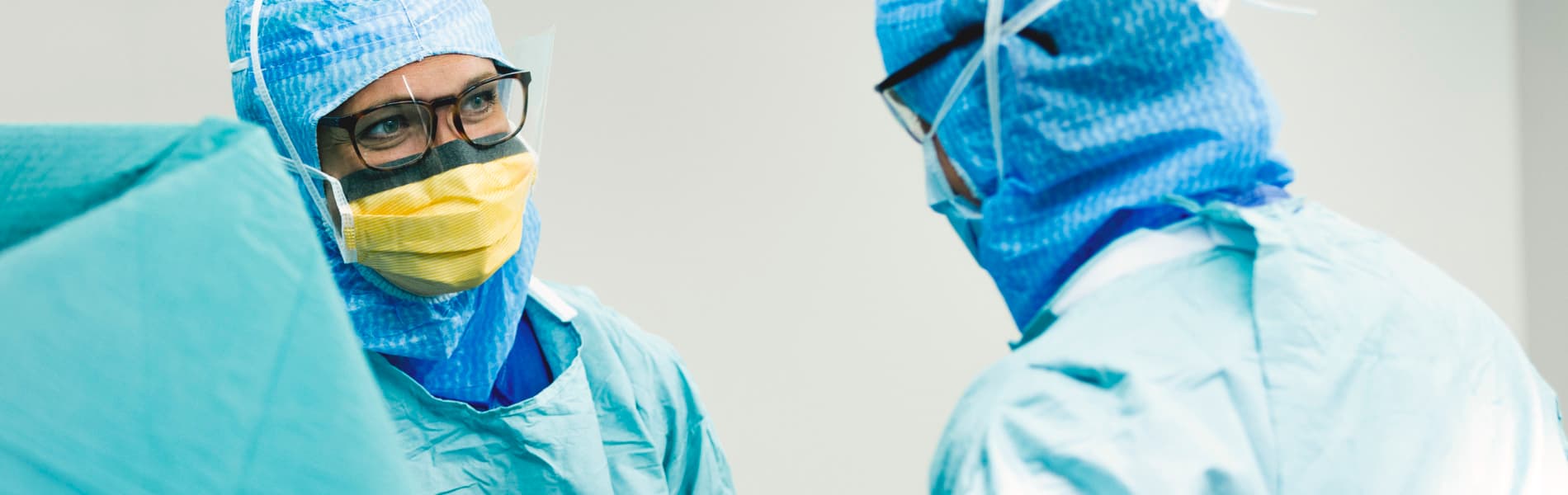 Kirurger opererar