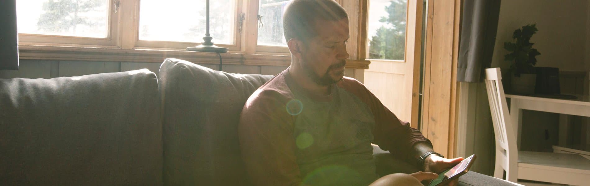 Man sitter med telefon