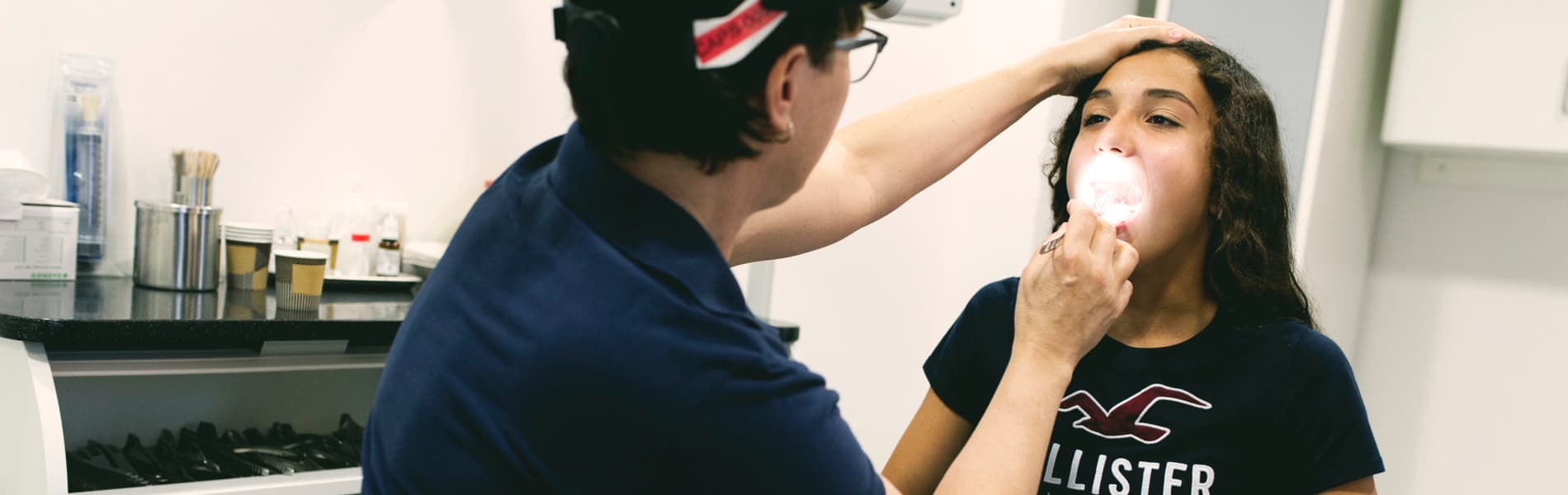 Läkare utför halsundersökning på barn