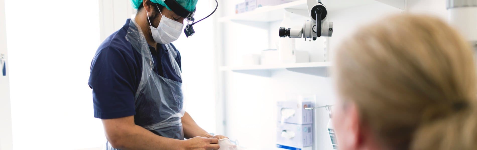 Läkare förbereder sig innan undersökning av patient