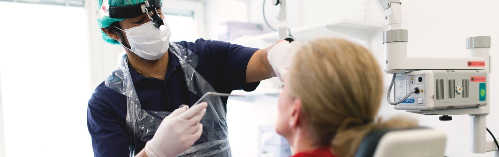 Läkare undersöker patients näsa