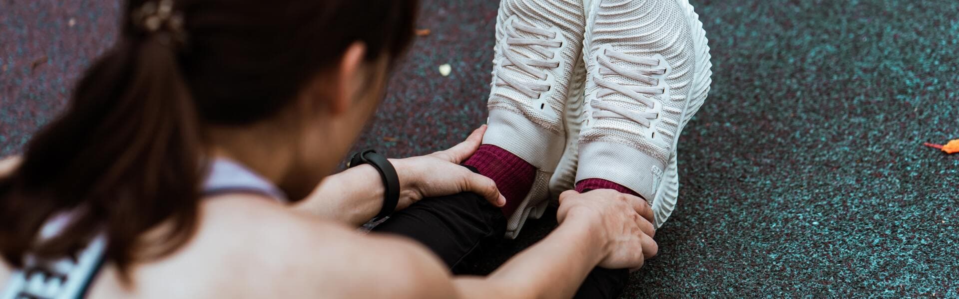 Kvinna stretchar sina ben. Kvinna stretchar sina ben.