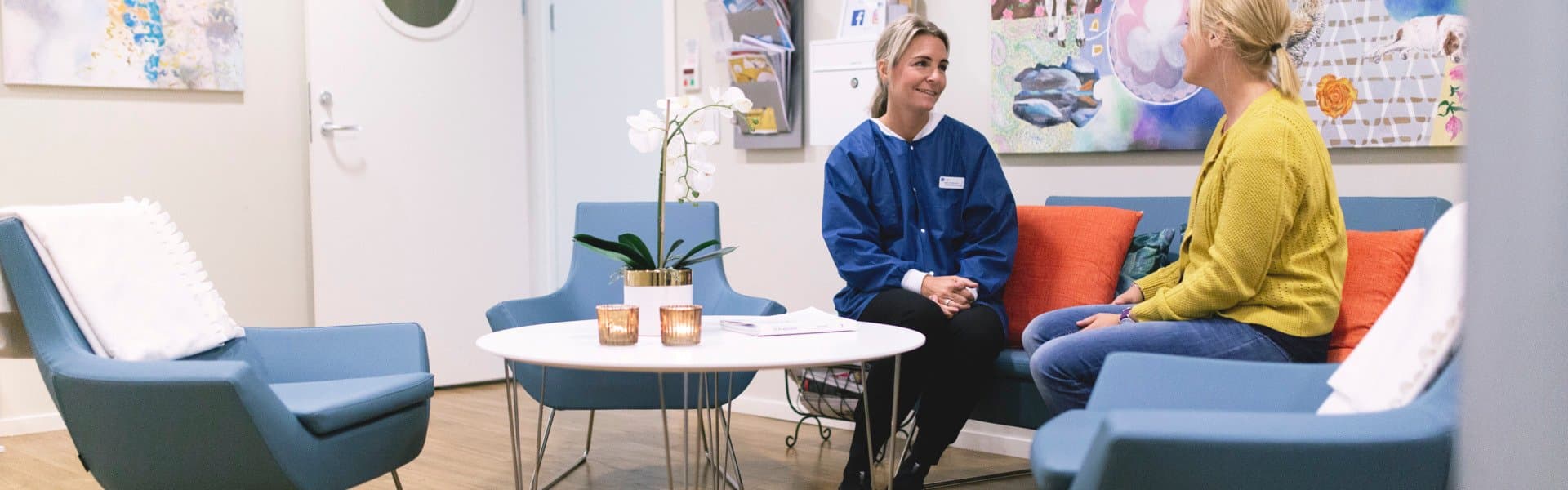 Vårdpersonal i samtal med patient