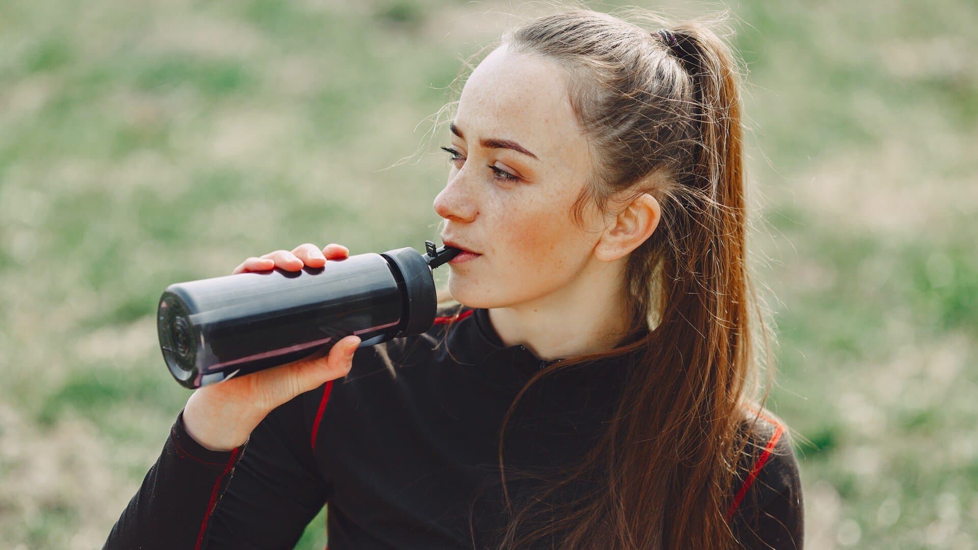 Kvinna med vattenflaska Kvinna med vattenflaska