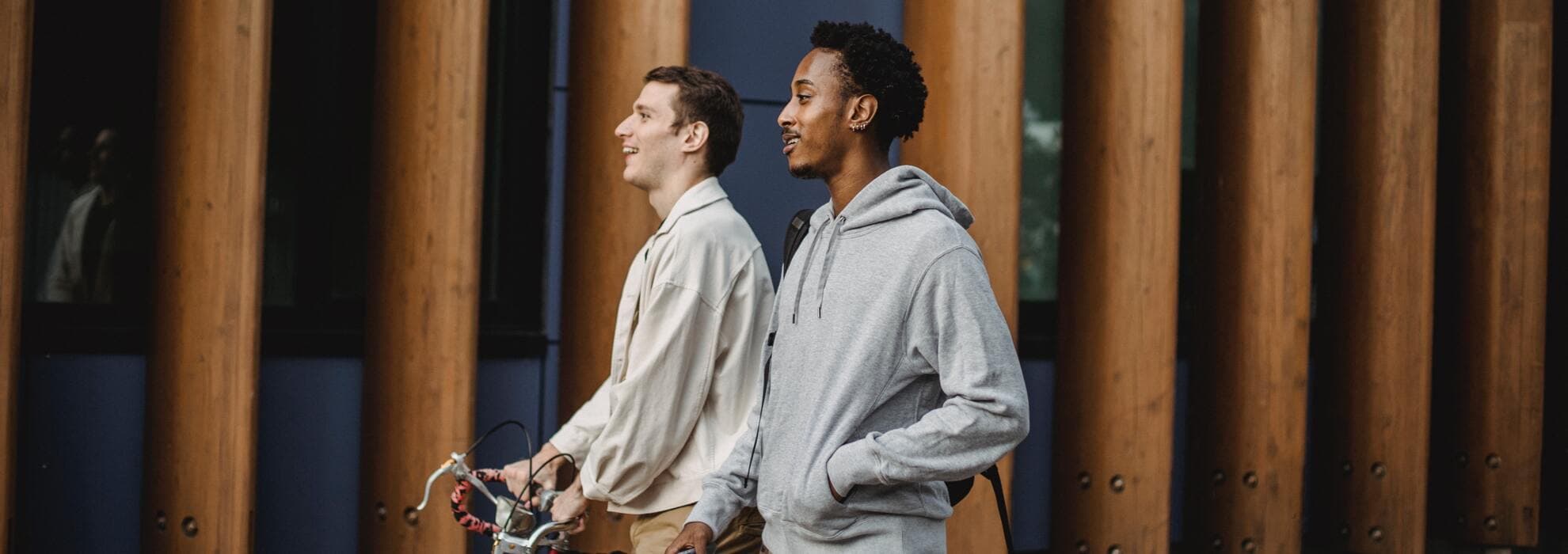 Två unga killar går och pratar