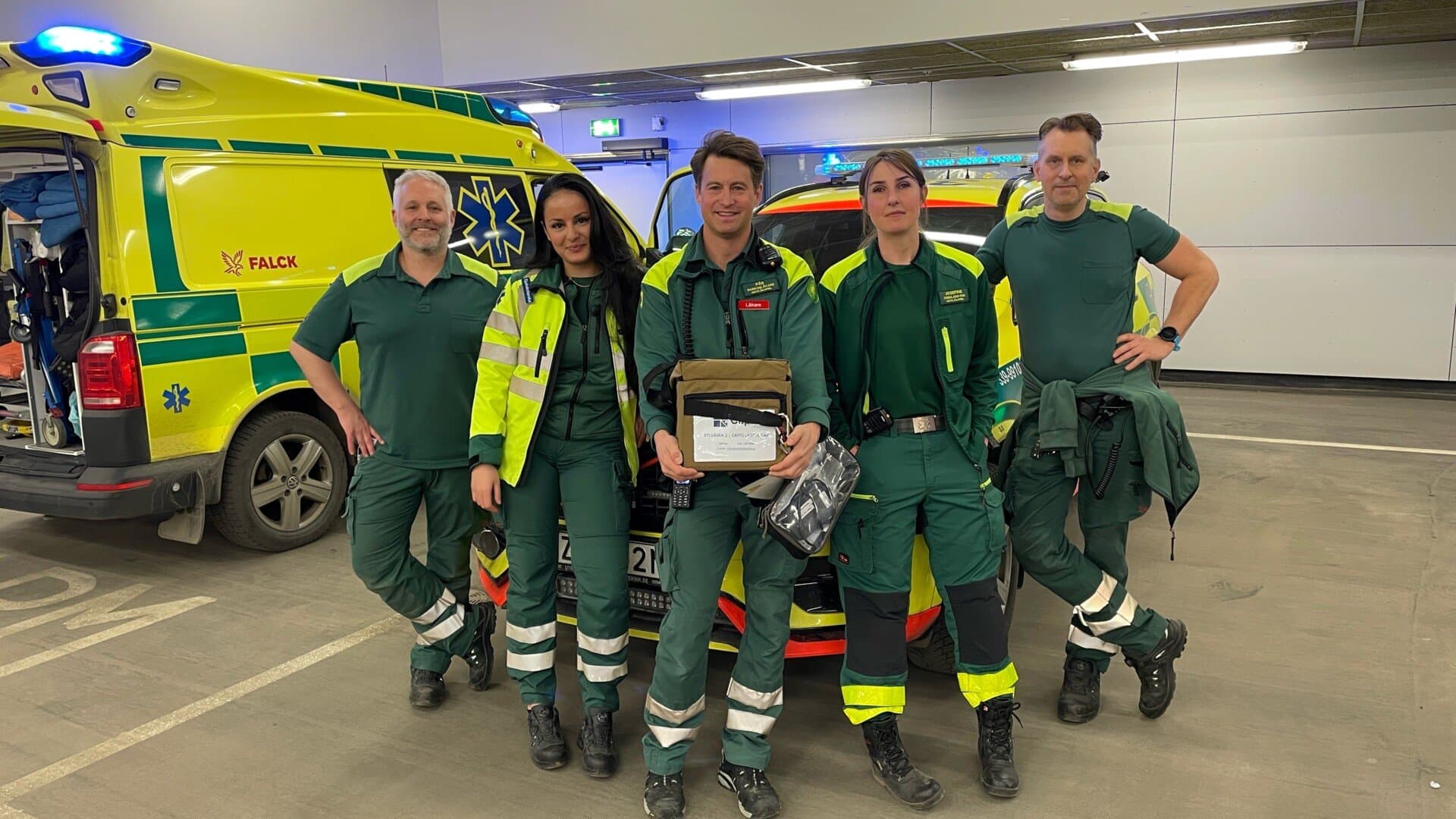 Akutläkarbil med personal och blodväska Akutläkarbil med personal och blodväska