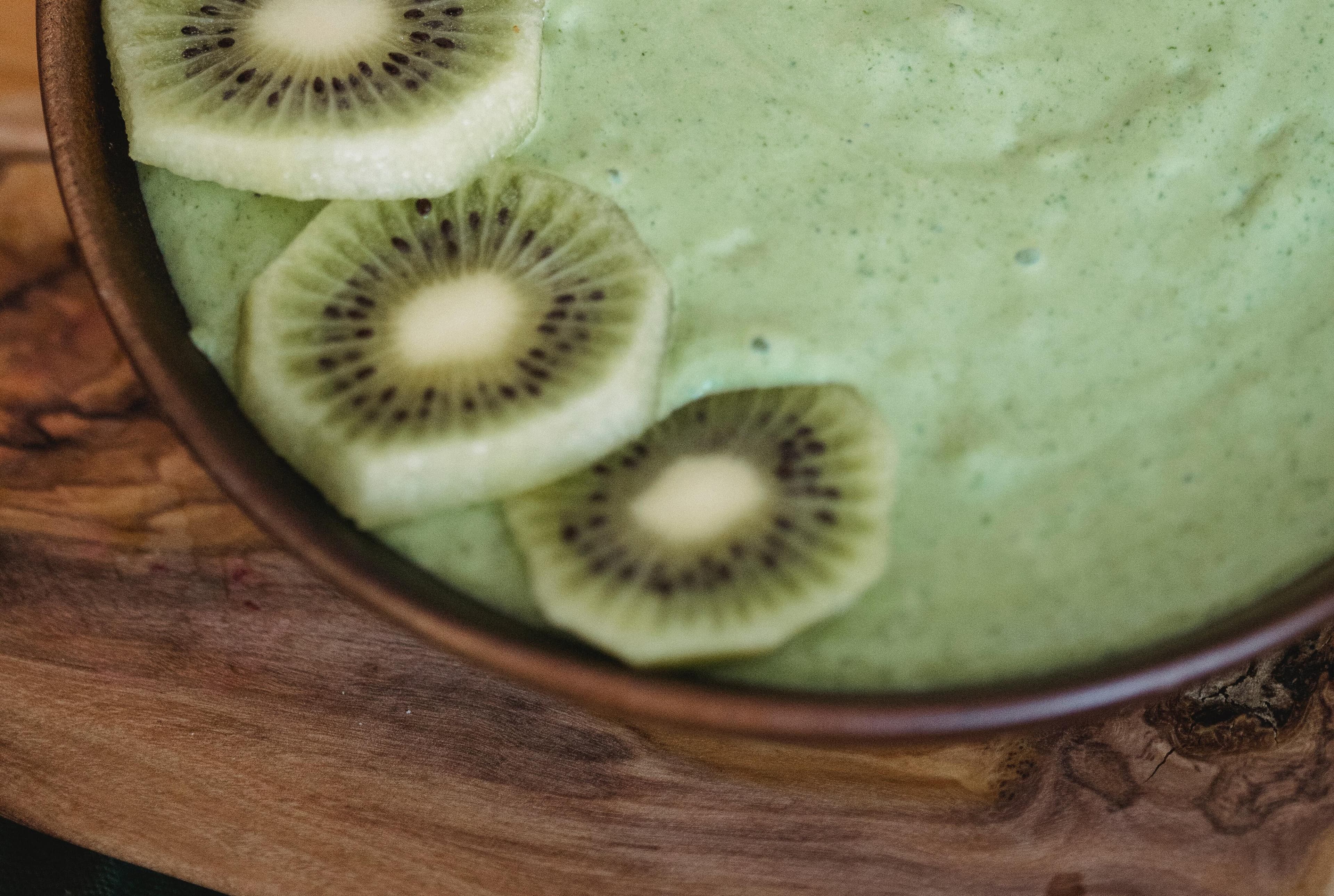 Grön smoothie bowl med kiwi