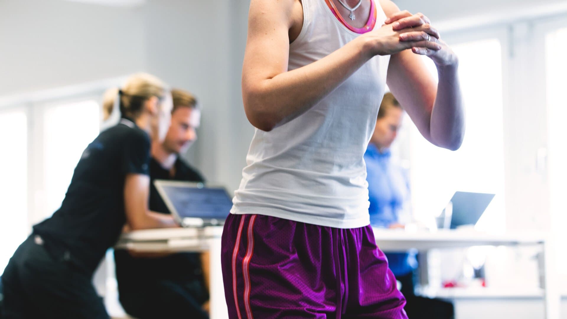 kvinna som tränar kvinna som tränar