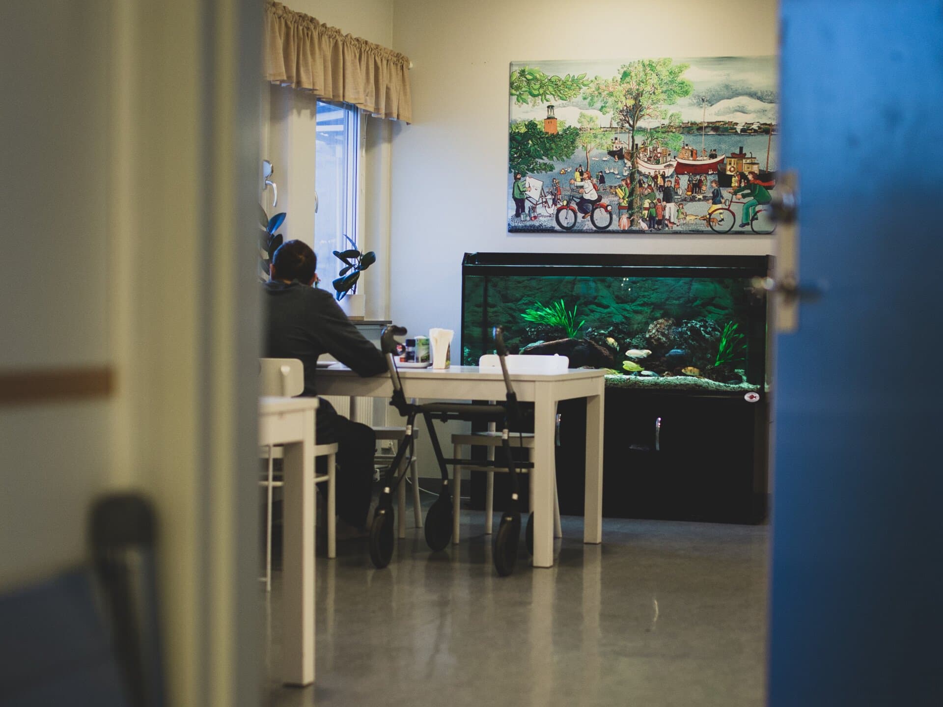 man vid ett bord man vid ett bord