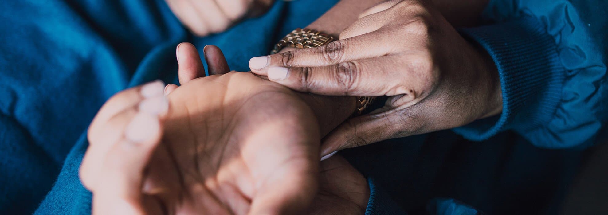 kvinna känner sin puls