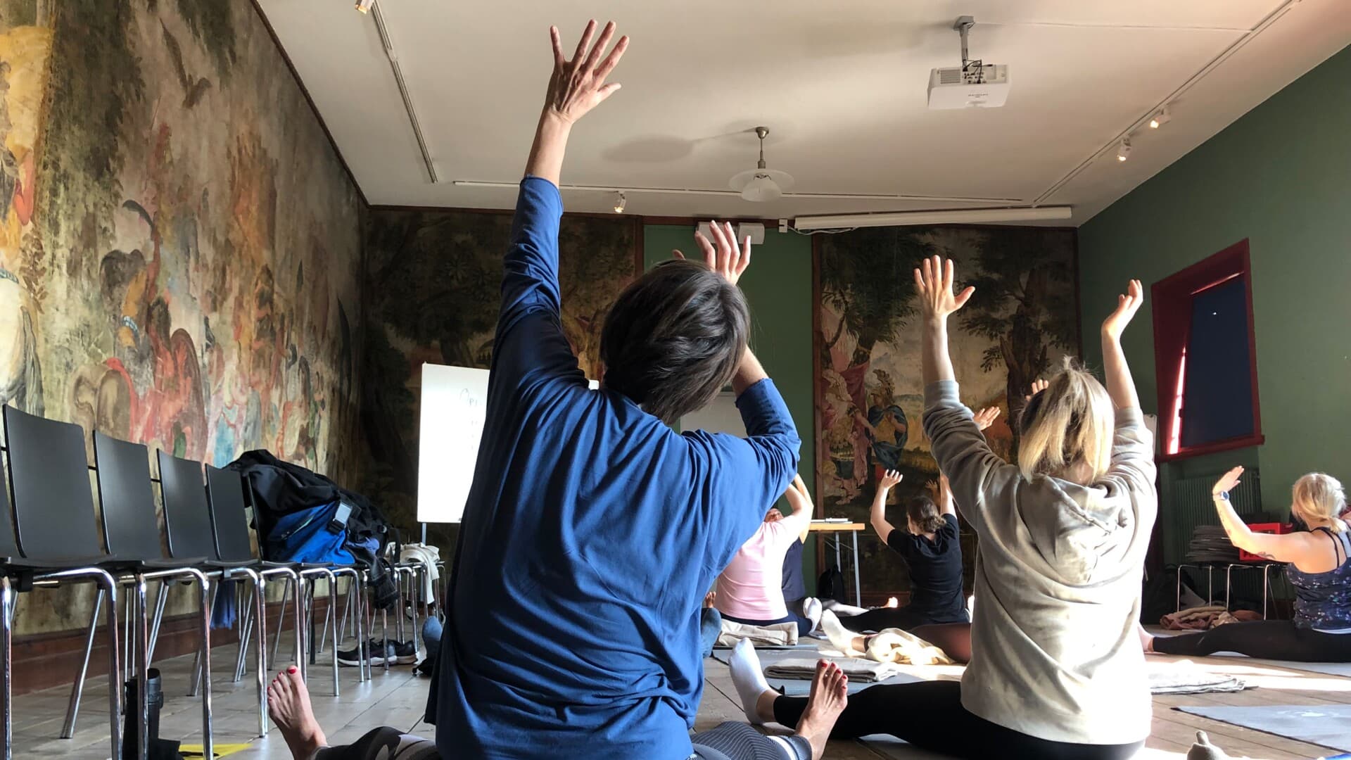 Anna-Lena Persdotter håller i en yogasession med sina patienter Anna-Lena Persdotter håller i en yogasession med sina patienter