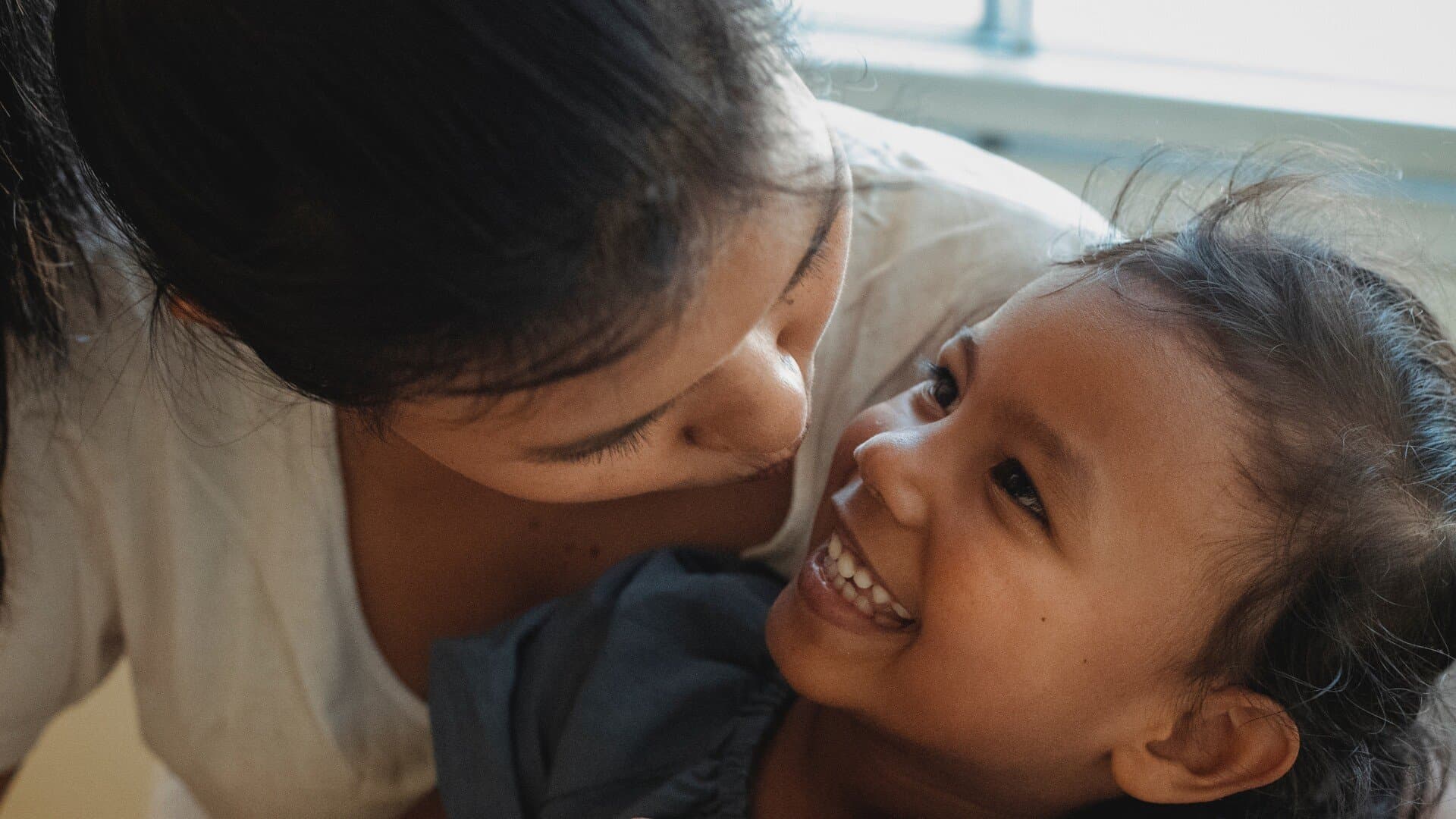 barn med sin mamma barn med sin mamma