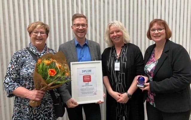 Capio vårdcentral Sjöbo tar emot pris från Region Skåne i form av ett hedersomnämnande. Capio vårdcentral Sjöbo tar emot pris från Region Skåne i form av ett hedersomnämnande.