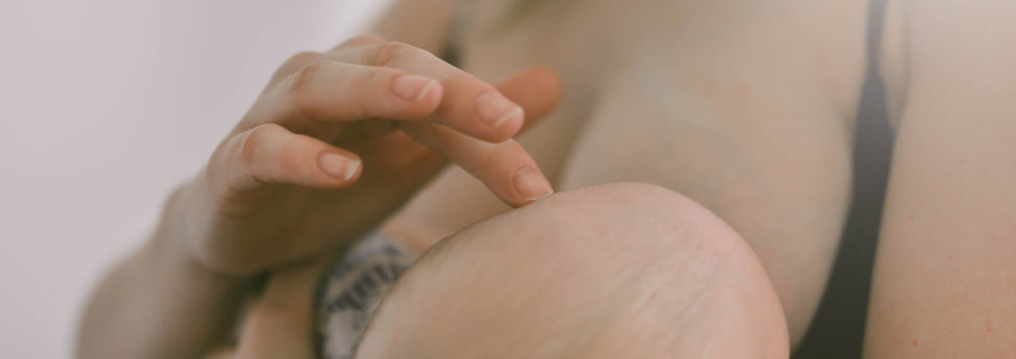 Bild på ammande barn