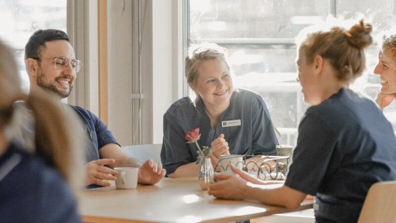 Barnläkare undersöker barn Barnläkare undersöker barn