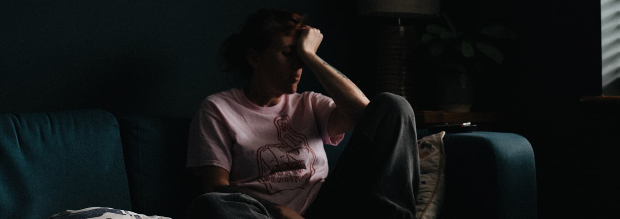 Person gör ångestfylld gest