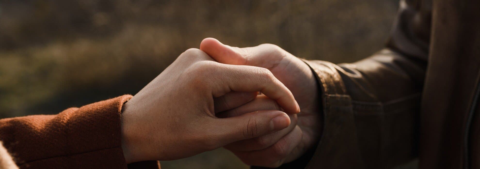 bild på två händer