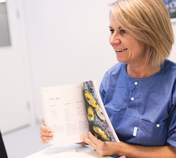 Vårdpersonal visar upp boken ”Ett liv med sleeve”