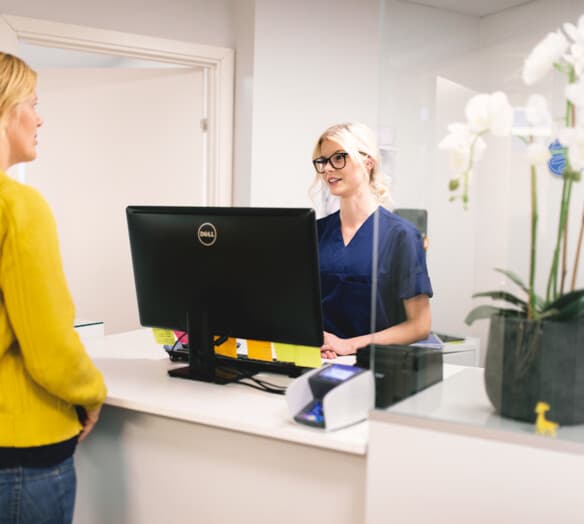 Medarbetare tar emot patient i reception