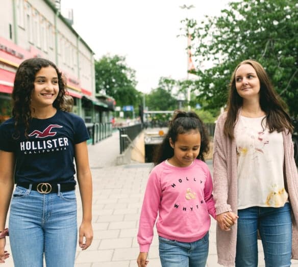 Mamma med barn promenerar