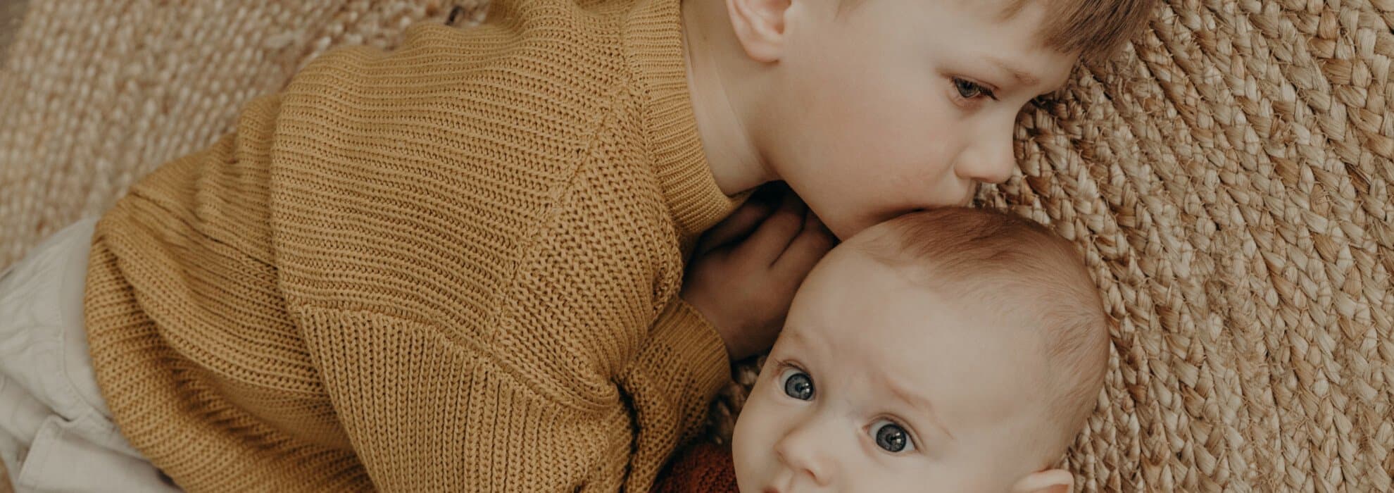 Två barn som ligger på golvet Två barn som ligger på golvet