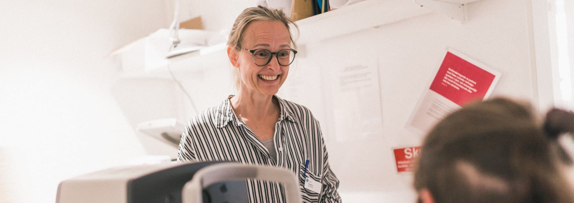 Optiker gör undersökning