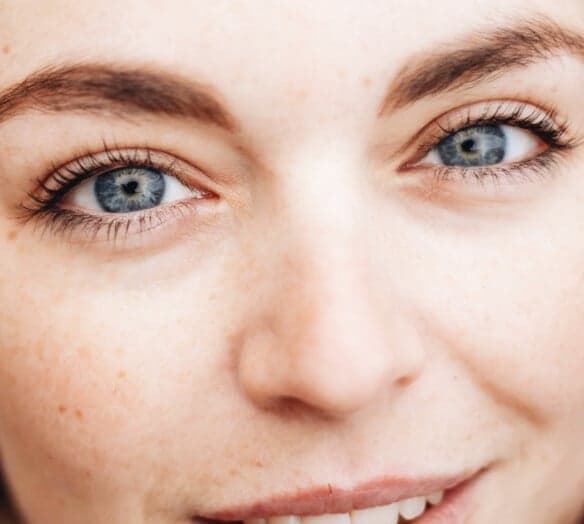 Ansikte som tittar in i kameran