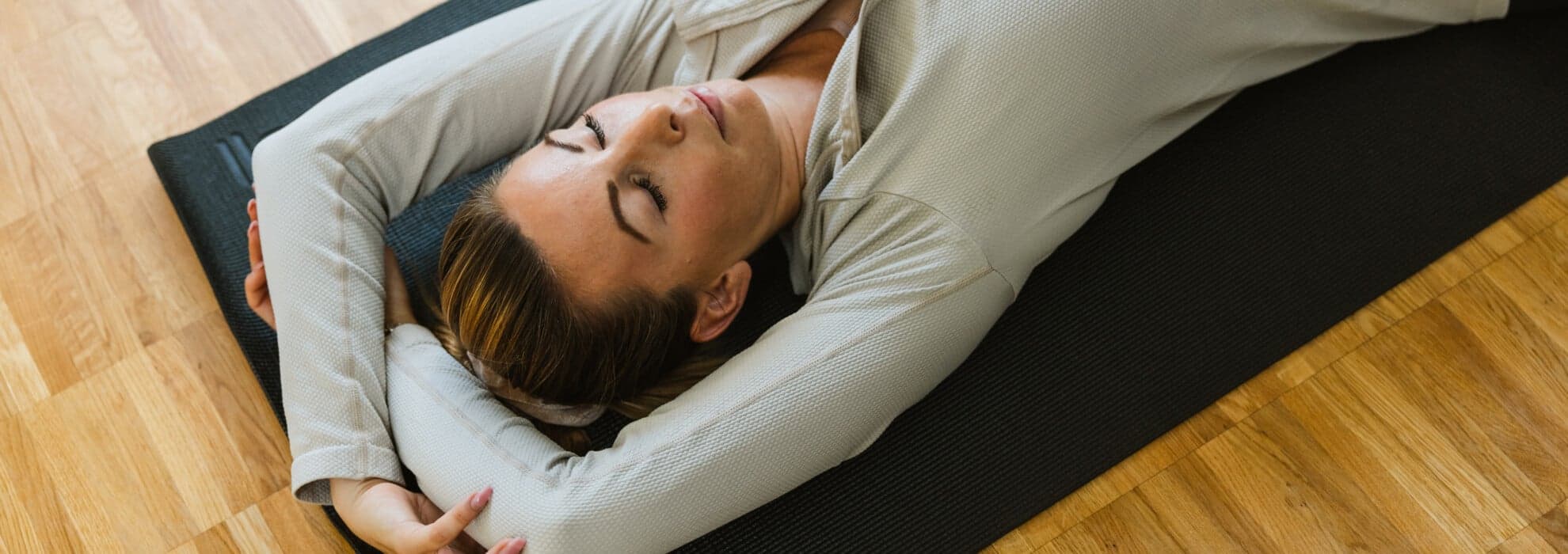 Paulin visar yogaposition