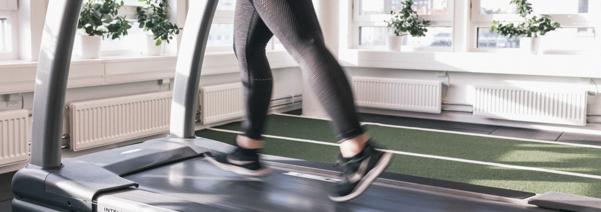 Ben som springer på löpband