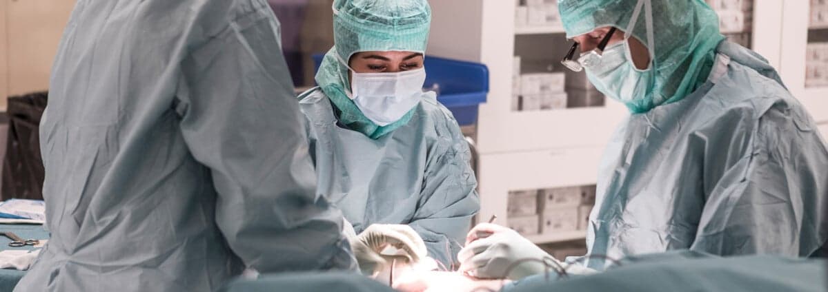 Operationsteam opererar patient.