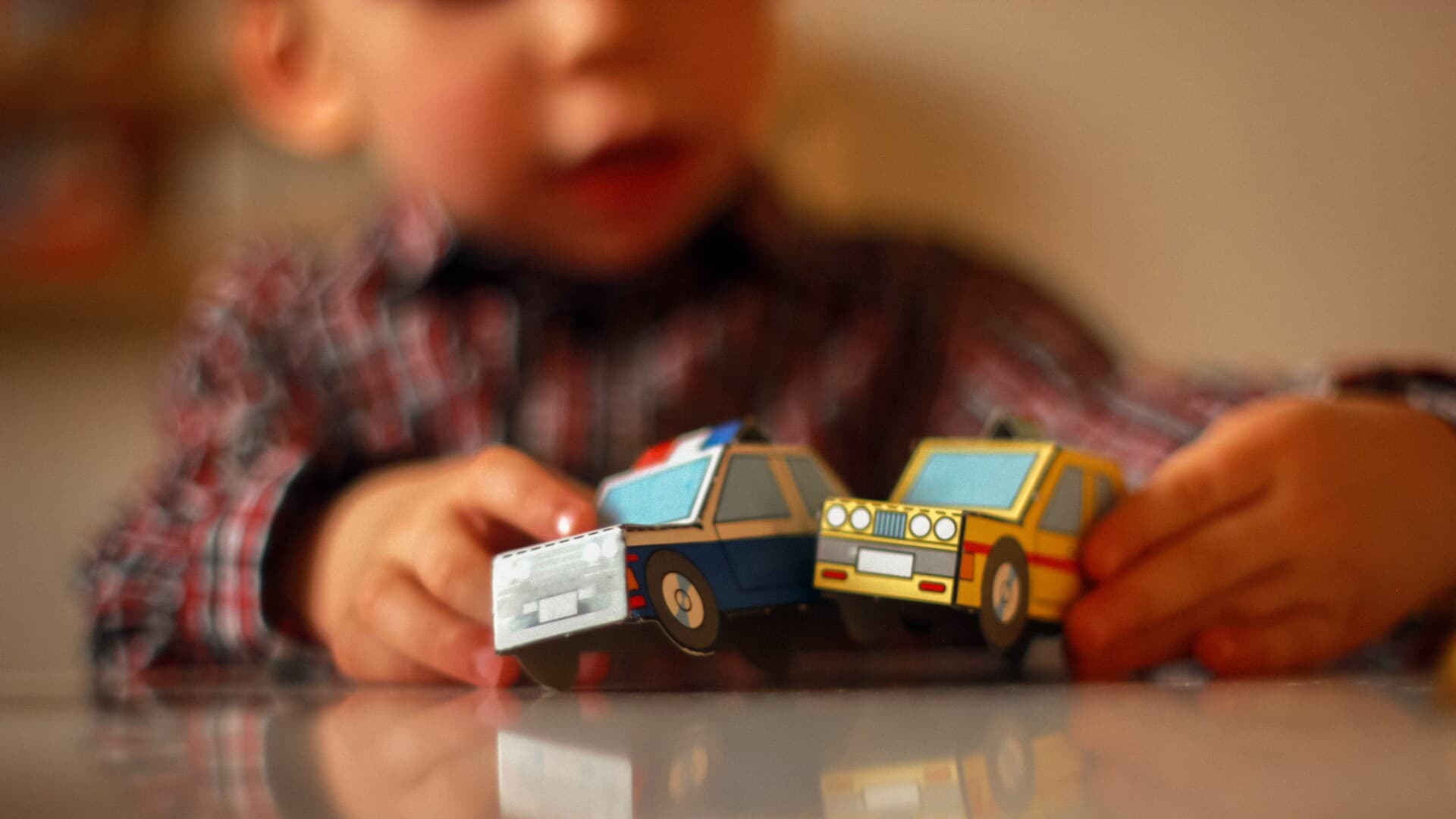 Barn med leksak Barn med leksak