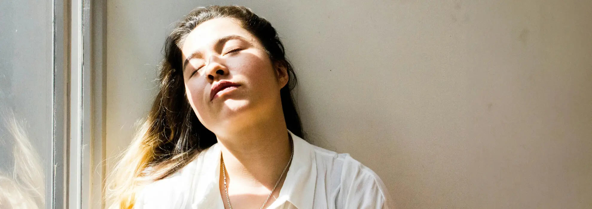 En kvinna som blundar mot solen