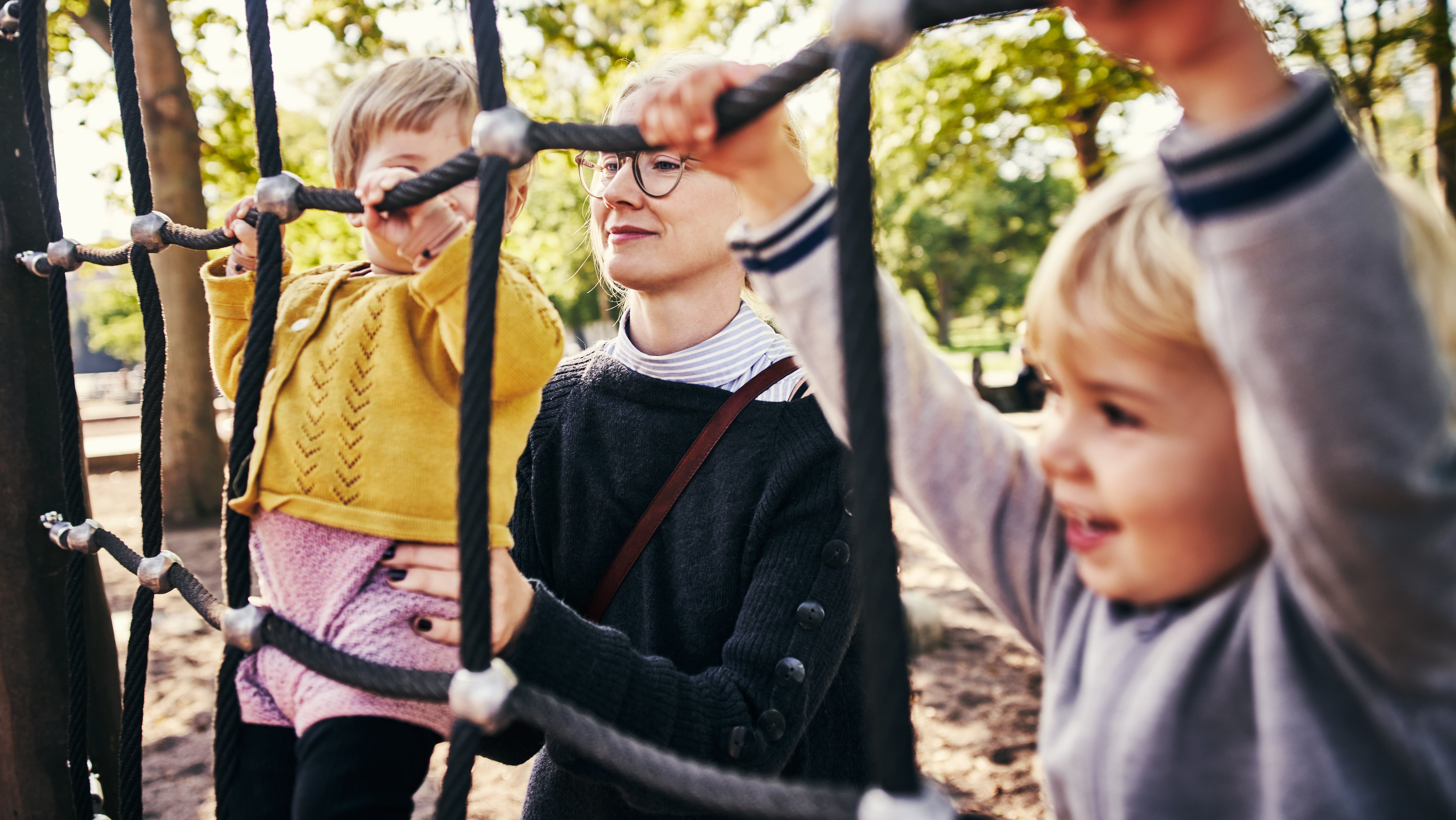 Två barn klättrar i nät Två barn klättrar i nät på en lekplats