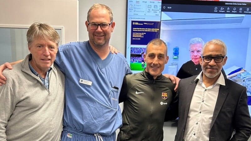 Javier och läkare står bredvid varandra