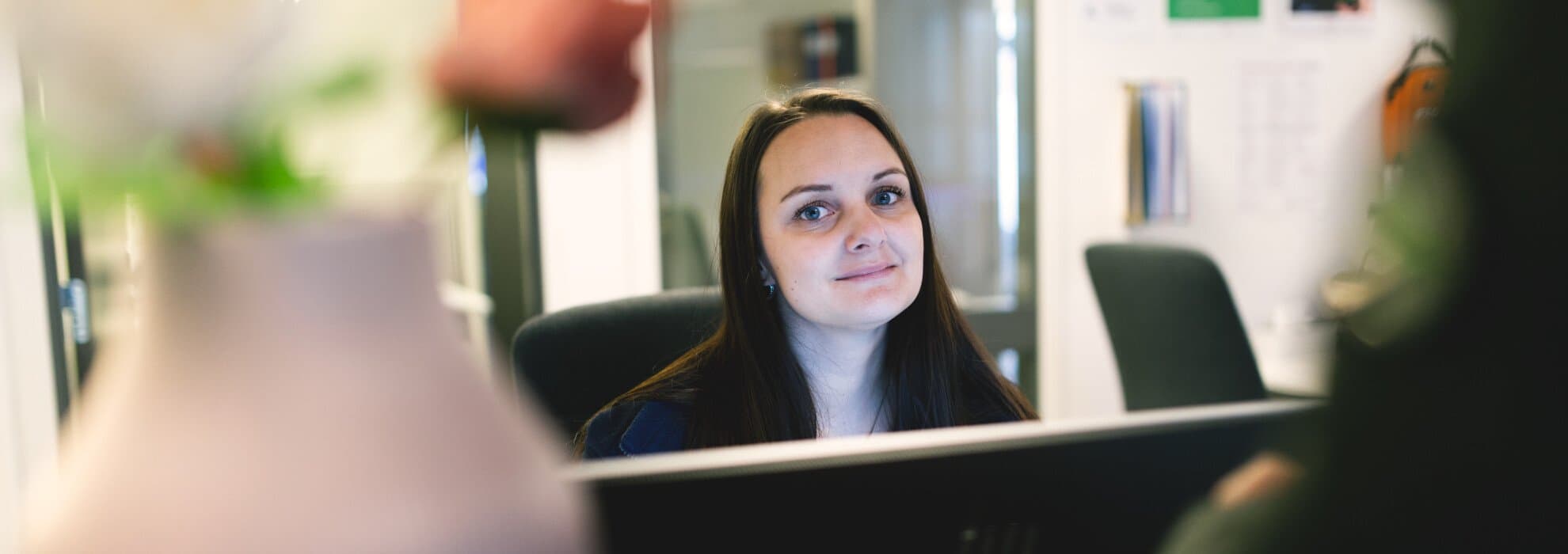 Medarbetare tar emot patient i reception