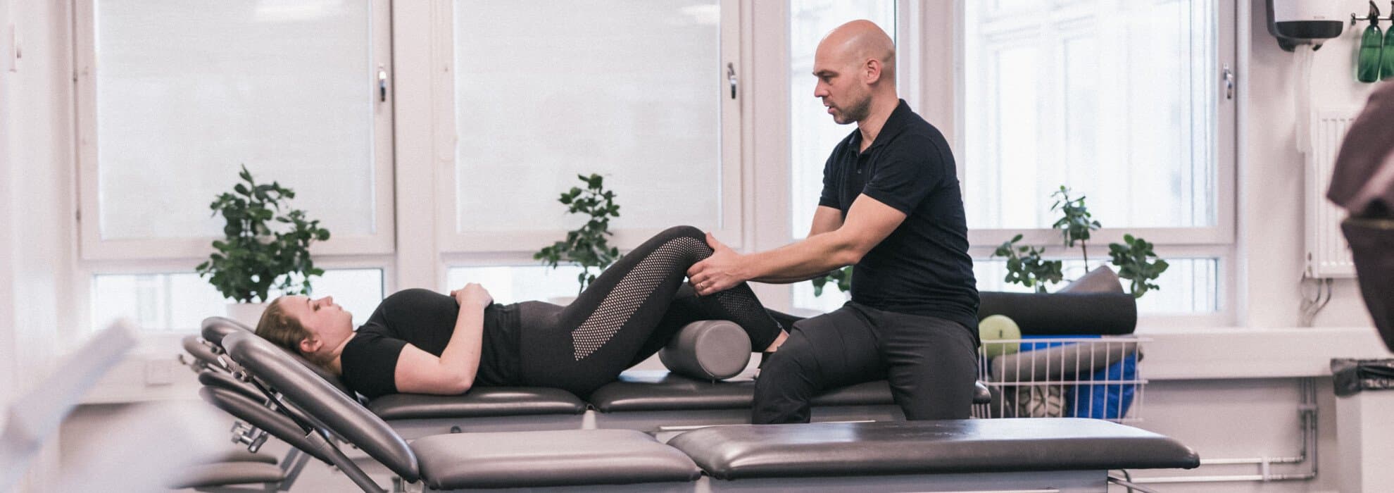 medarbetare undersöker patient medarbetare undersöker patient