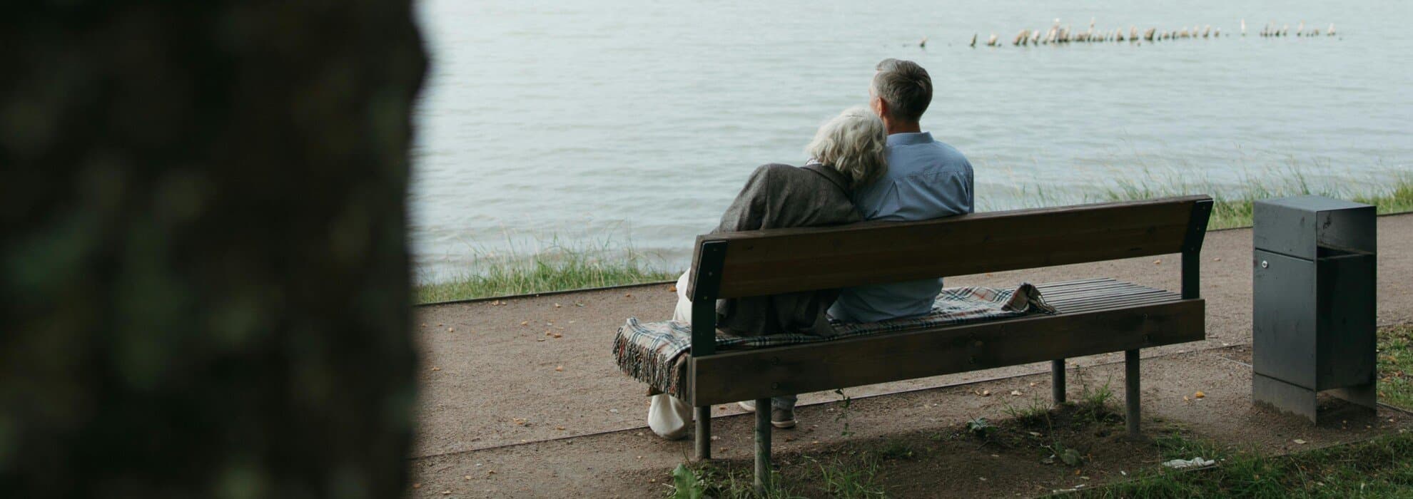 par på bänk vid havet par på bänk vid havet