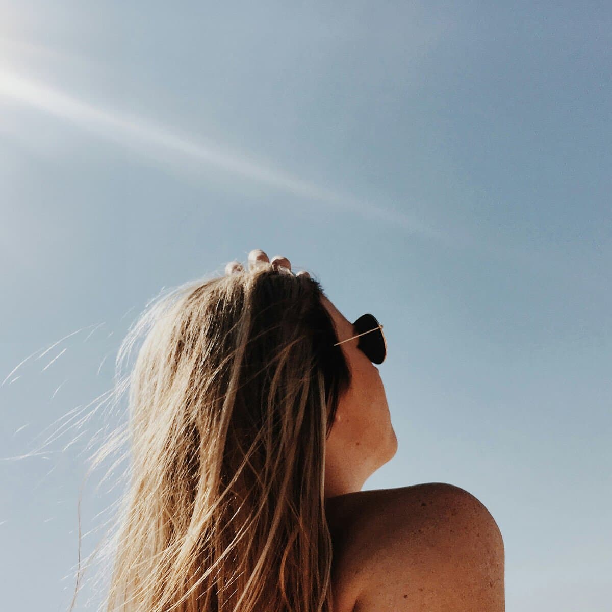 kvinna kollar mot solen kvinna kollar mot solen