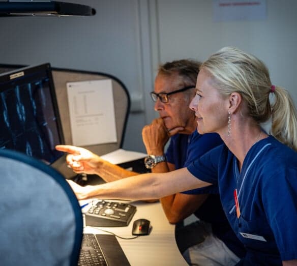 Karin visar mammografi AI på bild