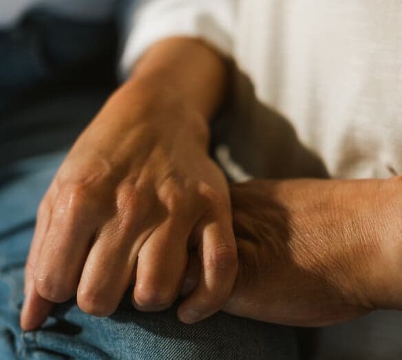 Bild visar två händer